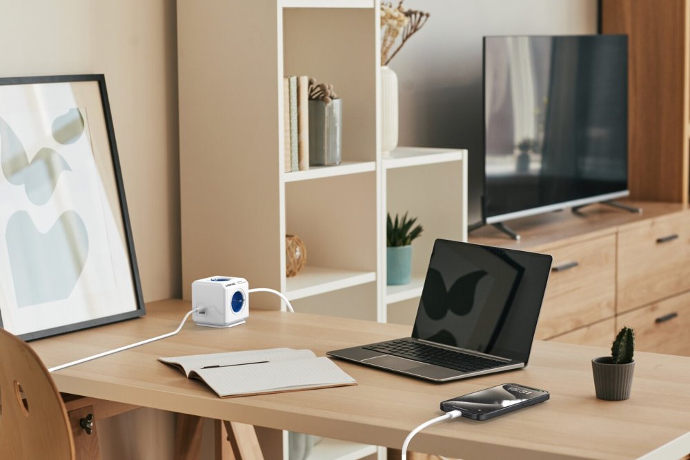 Cubenest Powercube Extended USB PD 20W, A+C, 4× zásuvka, 1,5m, bílá/modrá, dětská pojistka, uzemnění, dok, 10A/250V