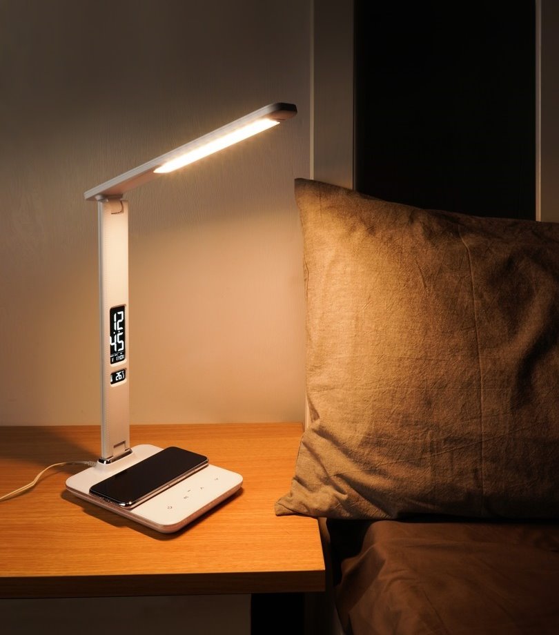 IMMAX LED stolní lampička Kingfisher/ Qi nabíjení/ 8,5W/ 400lm/ 12V/2,5A/ 3 barvy světla/ sklápěcí rameno/ bílá