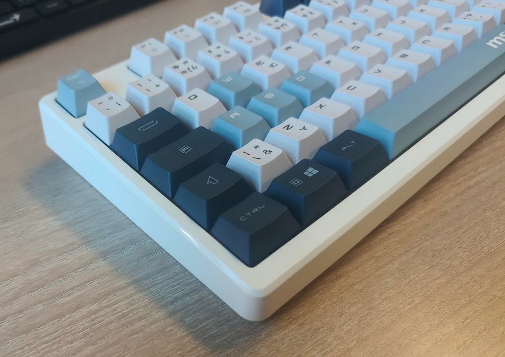 MSI herní klávesnice FORGE GK600 TKL Sky/ bezdrátová 2,4GHz+BT/ mechanická/ RGB/ USB-C/ display/ CZ+SK layout