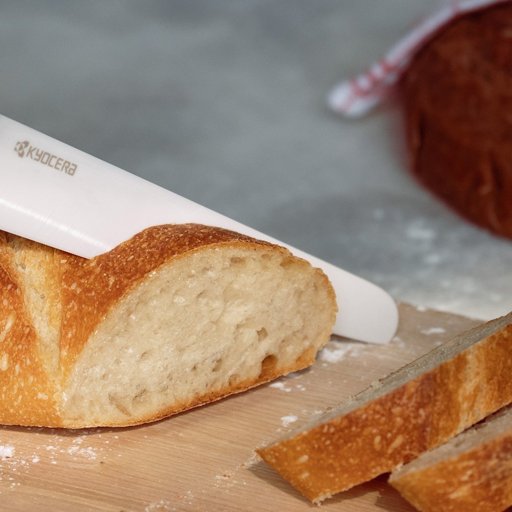 Kyocera Nůž na chleba 18 cm, bílá čepel, pilkový, černá rukojeť