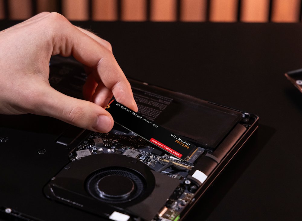 WD_Black SN7100 4TB SSD Powered by SANDISK / NVMe M.2 PCIe Gen4 / Interní / M.2 2280